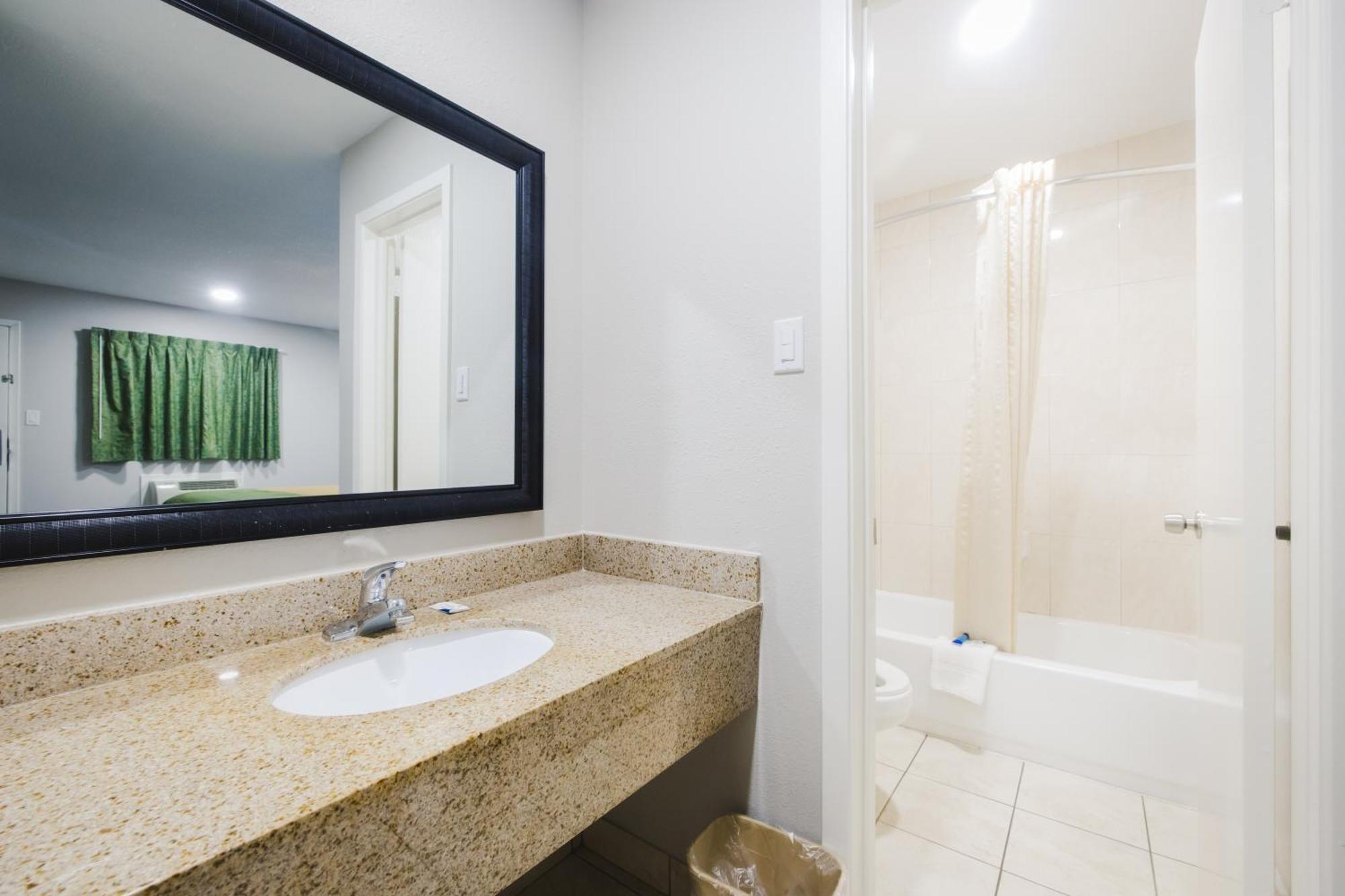 Scottish Inn & Suites Wharton Eksteriør bilde